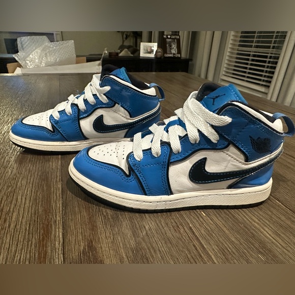 Kids Jordan Retro 1 - Picture 2 of 13